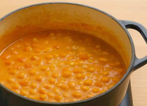 Chickpea-and-Spinach-curry-recipe-4 Stirring boiled chickpeas and coconut milk into the tomato-spice gravy for creamy curry texture.